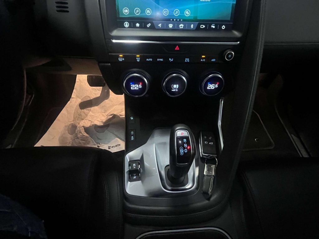 Jaguar E-Pace  E-Pace 2.0 i awd 200cv auto