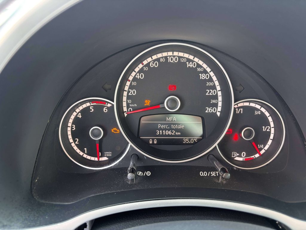 Volkswagen Maggiolino  Maggiolino 1.6 tdi Design 105cv